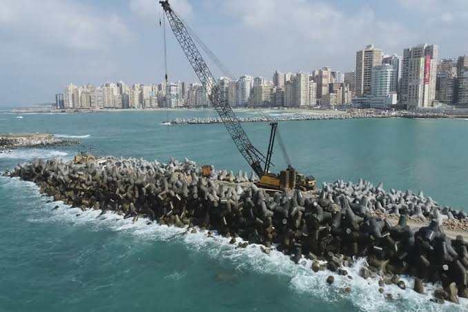 حواجز بحرية لحماية شواطئ الإسكندرية