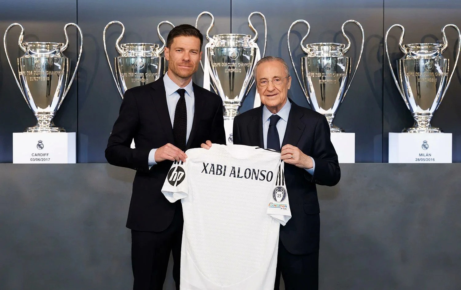 بيريز رئيس ريال مدريد وألونسو المدير الفني