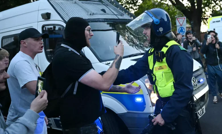 احتجاجات شعبية ضد اللاجئين..هل تسقط لندن في فخ كراهية المهاجرين بسبب حادث فردي ؟