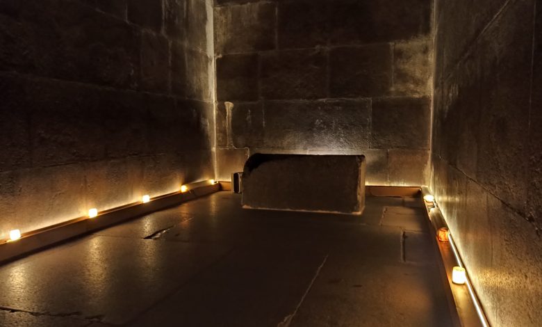 مصر تُحدث نظام الإضاءة الداخلية في أهرامات الجيزة